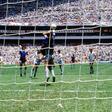 Momento em que Maradona toca a bola com a mão, abrindo o marcador no jogo entre Argentina e Inglaterra, dos quartos de final do Mundial 1986 - Foto: IMAGO