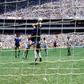 Momento em que Maradona toca a bola com a mão, abrindo o marcador no jogo entre Argentina e Inglaterra, dos quartos de final do Mundial 1986 - Foto: IMAGO