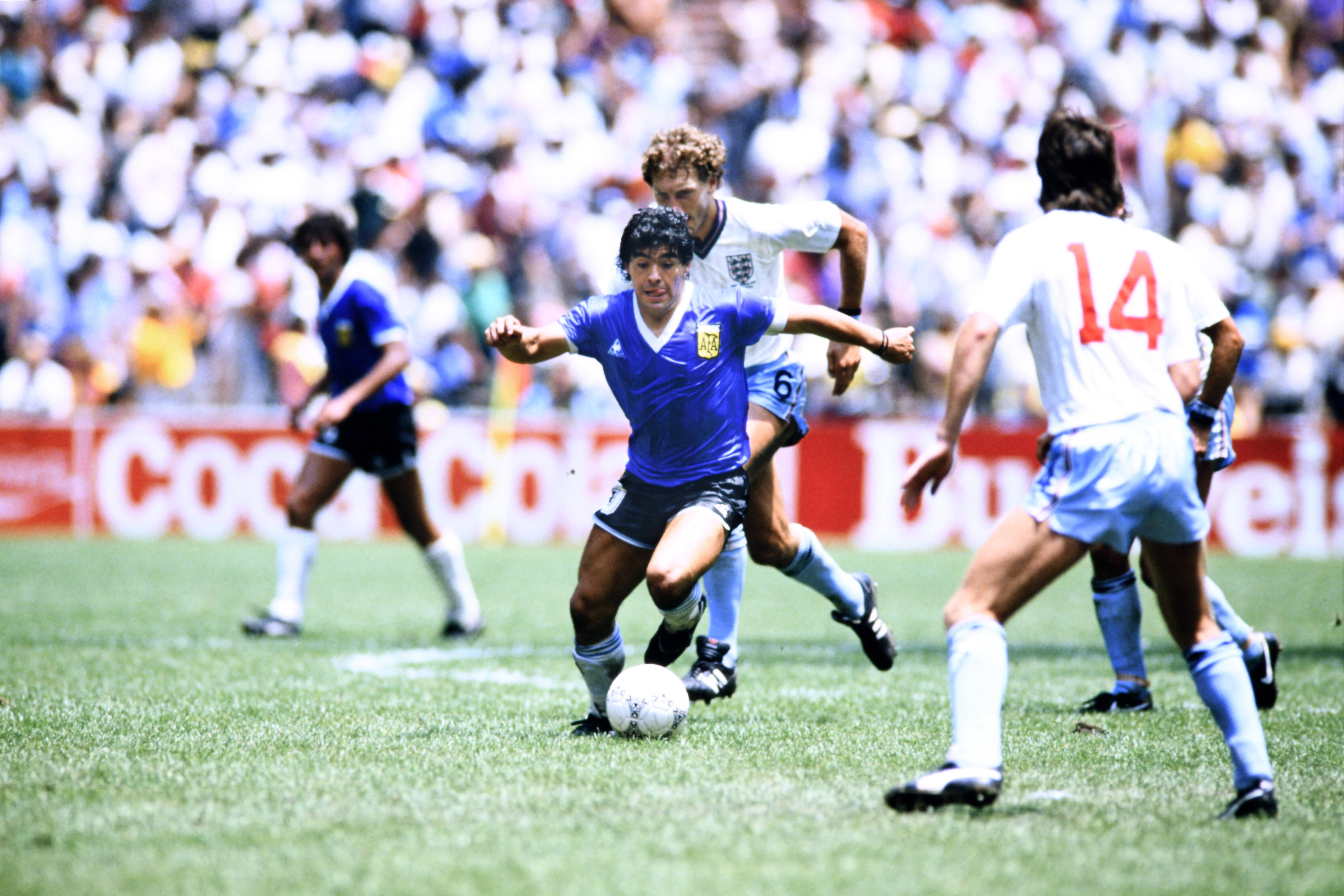 Maradona em ação frente a Inglaterra, nos quartos de final do Mundial 1986 - Foto: IMAGO