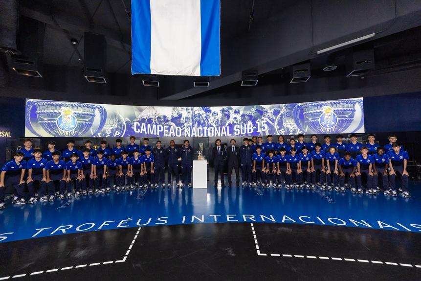 Museu já exibe troféu de campeão dos sub-15 - Foto: FC Porto