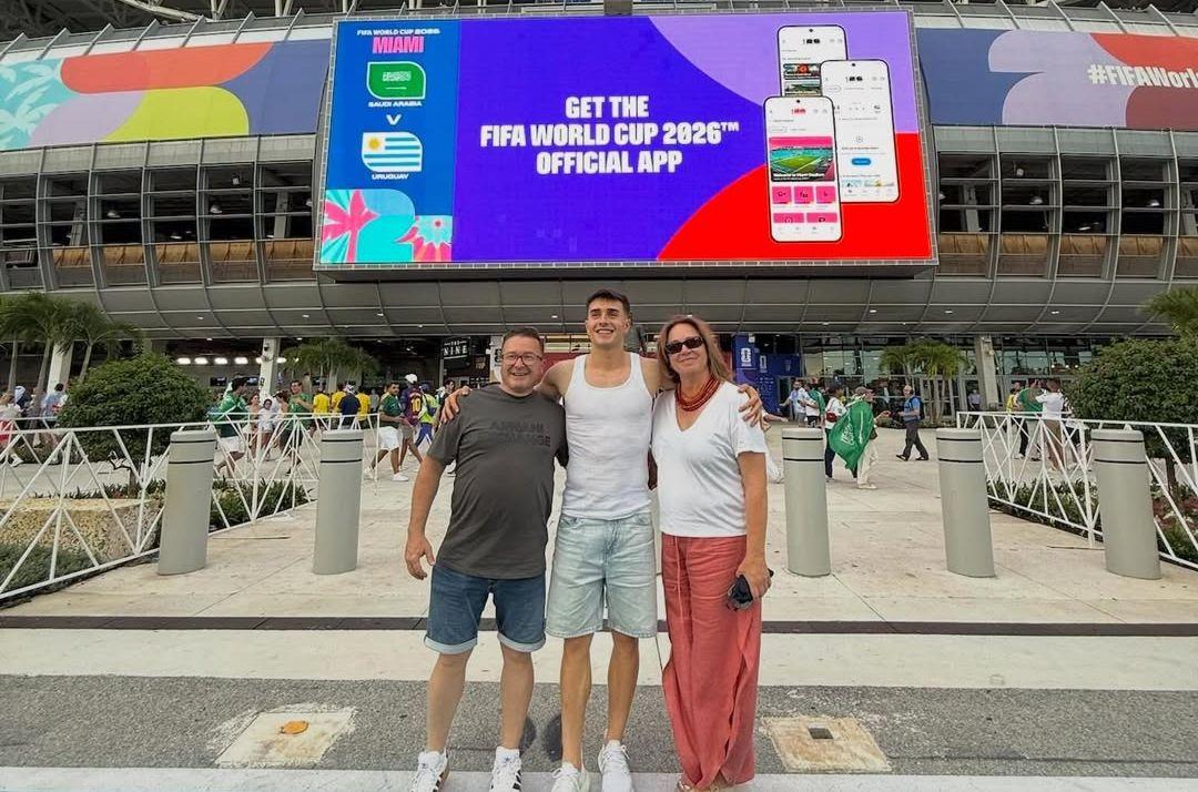 Fresneda com os pais à entrada do Miami Stadium - Foto: Instagram/Iván Fresneda