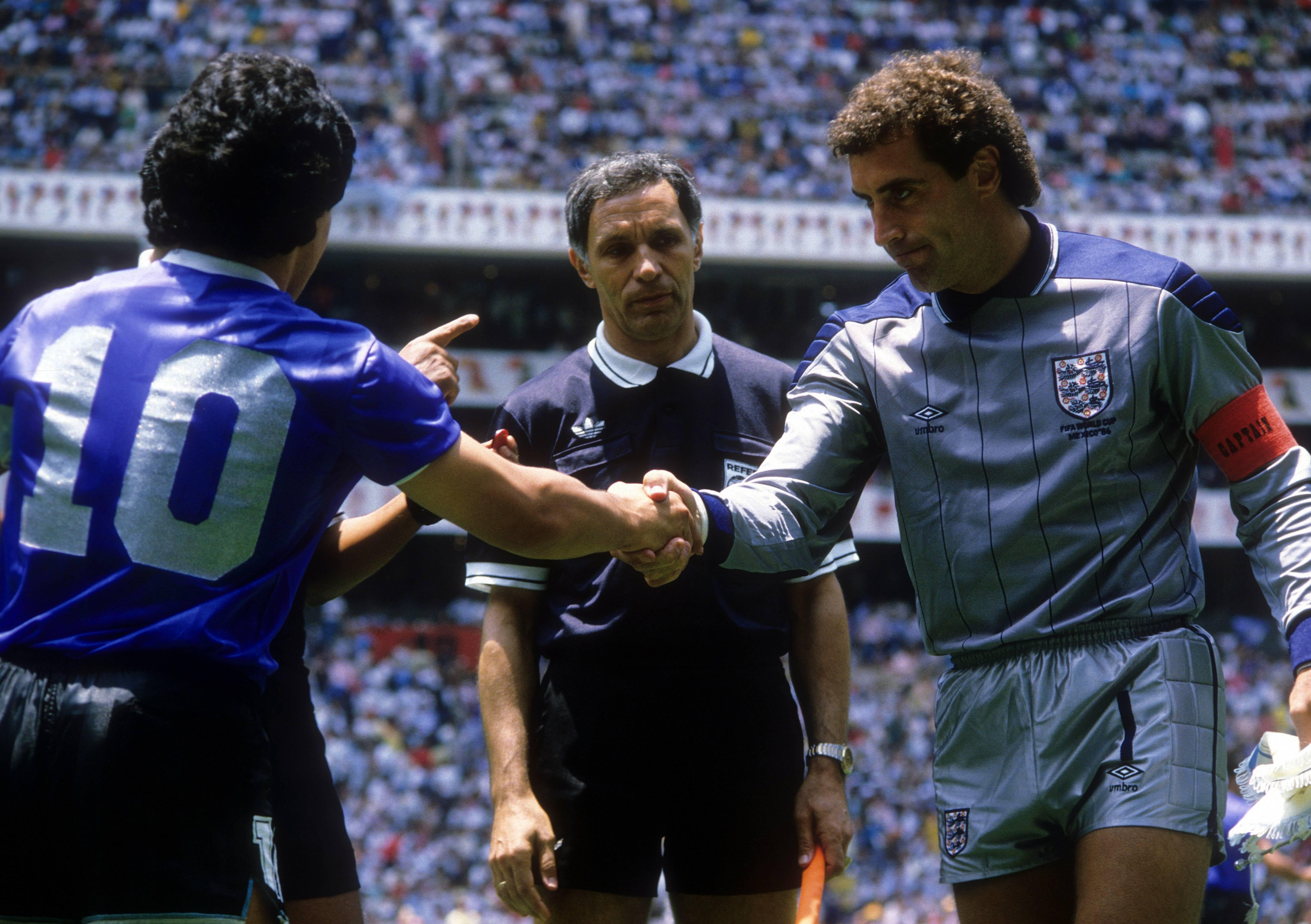 Aperto de mão entre Maradona e Peter Shilton, capitães de Argentina e Inglaterra, nos quartos de final do Mundial 1986 - Foto: IMAGO