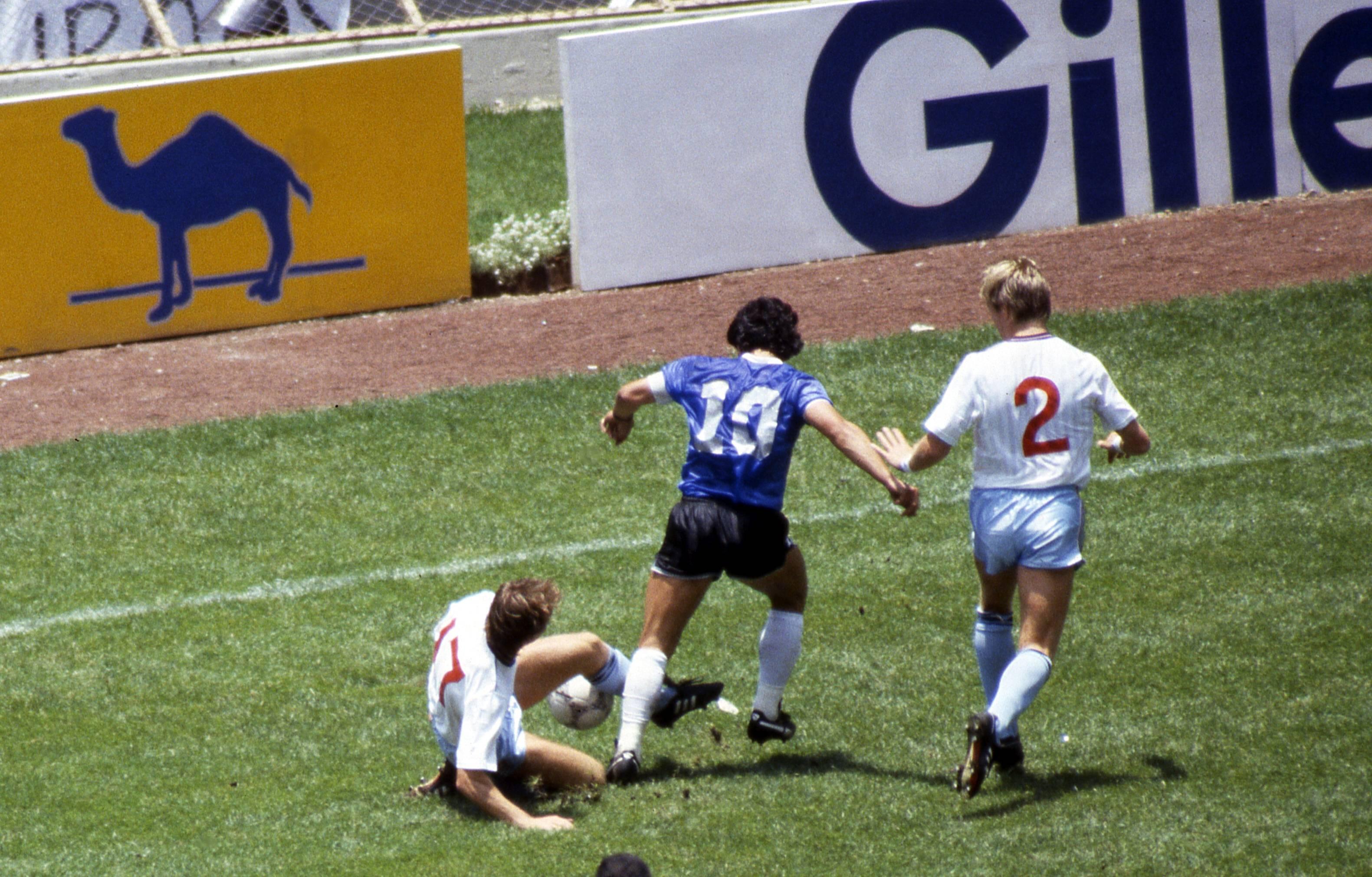 Maradona fintou vários jogadores ingleses, fazendo o 2-0 no Argentina-Inglaterra. Lance ficou conhecido como o golo do século - Foto: IMAGO
