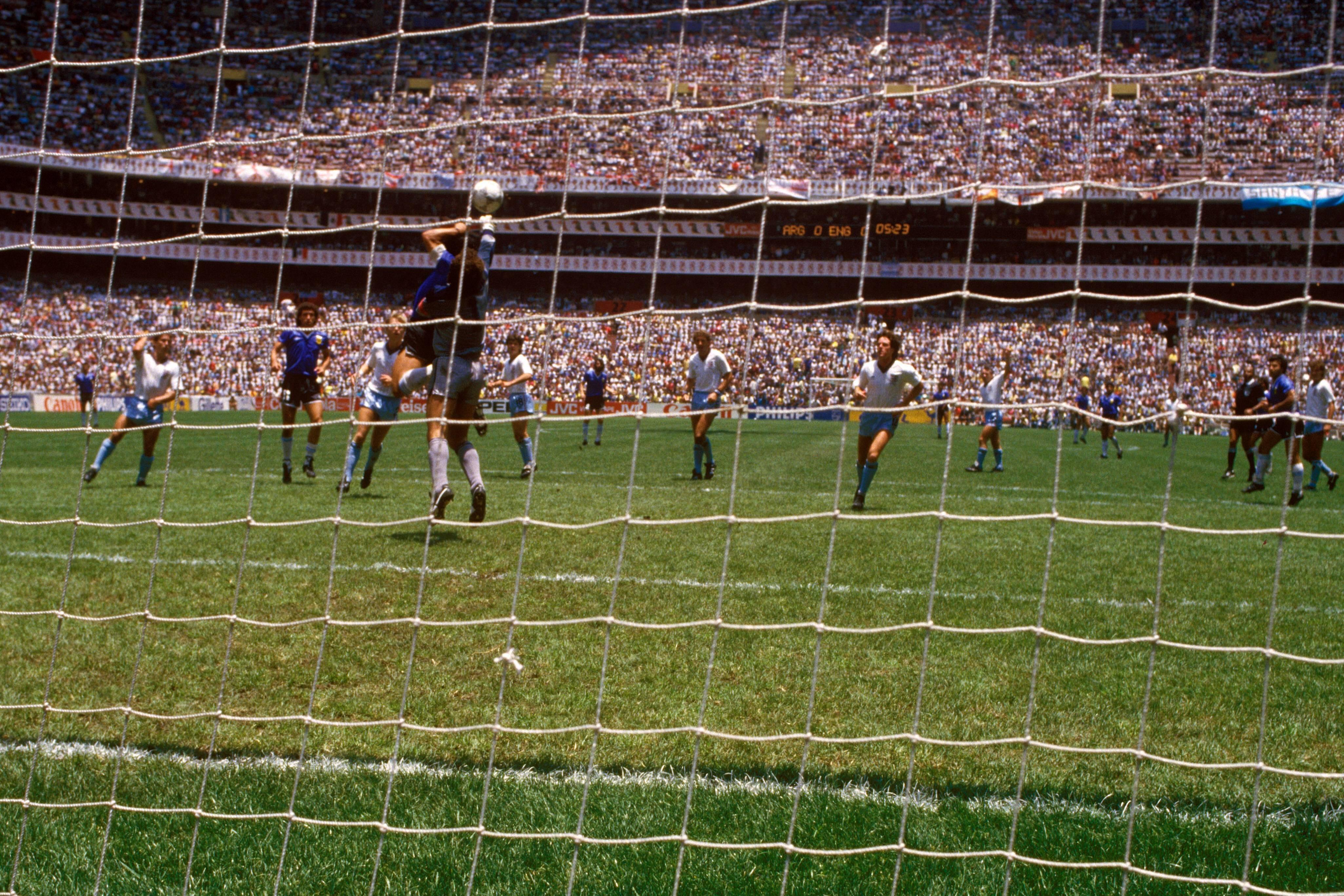 Maradona desvia a bola com a mão, fazendo o golo inaugural no Argentina-Inglaterra, dos quartos de final do Mundial 1986 - Foto: IMAGO