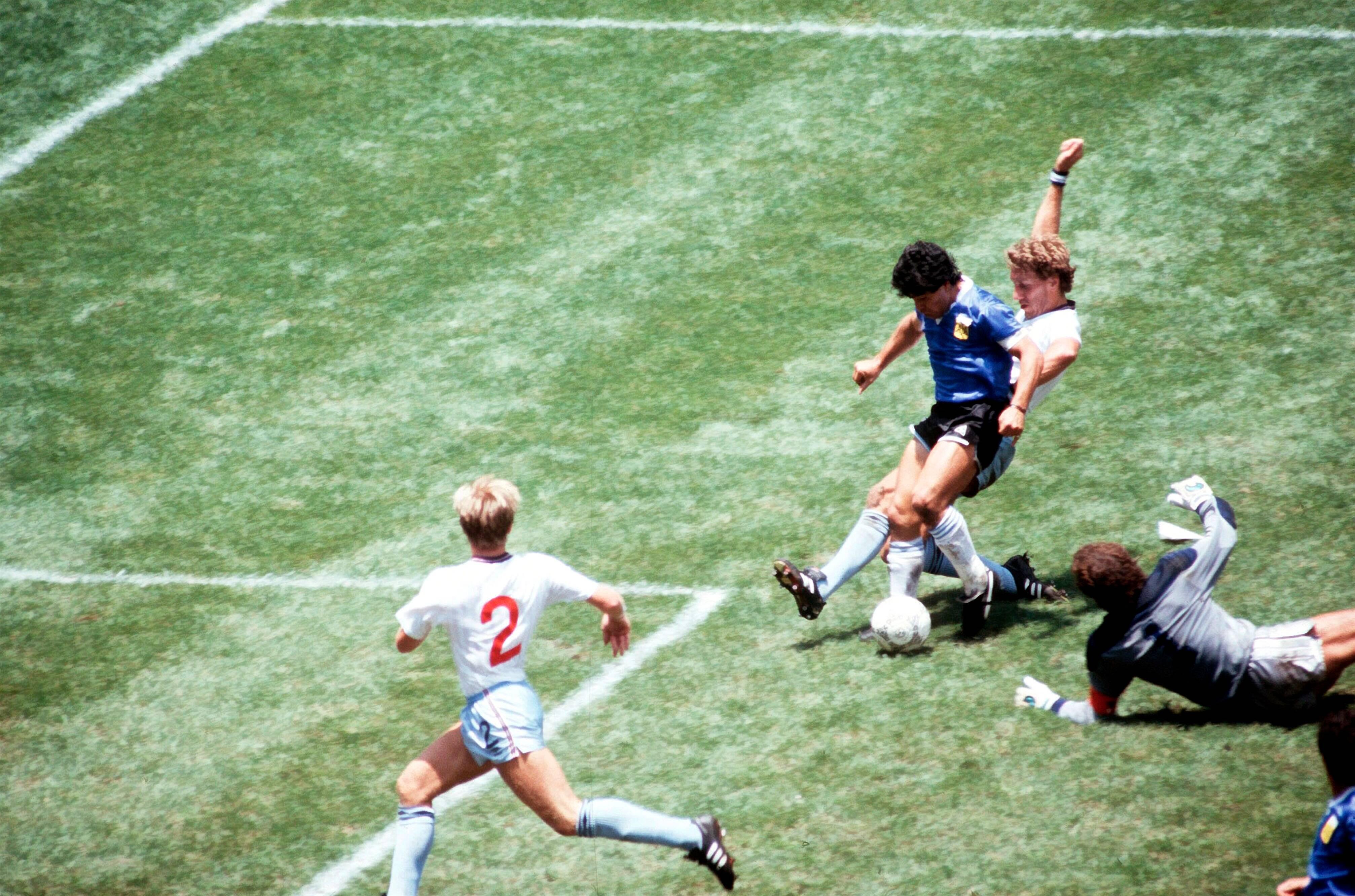 Maradona fintou vários jogadores ingleses, fazendo o 2-0 no Argentina-Inglaterra. Lance ficou conhecido como o golo do século - Foto: IMAGO