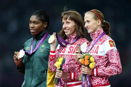 Com as russas Mariya Savinova e Ekaterina Poistogova apanhadas pelo controlo antidoping, apenas as sul-africana Caster Semenya ficou no pódio    Fotografia Imago
