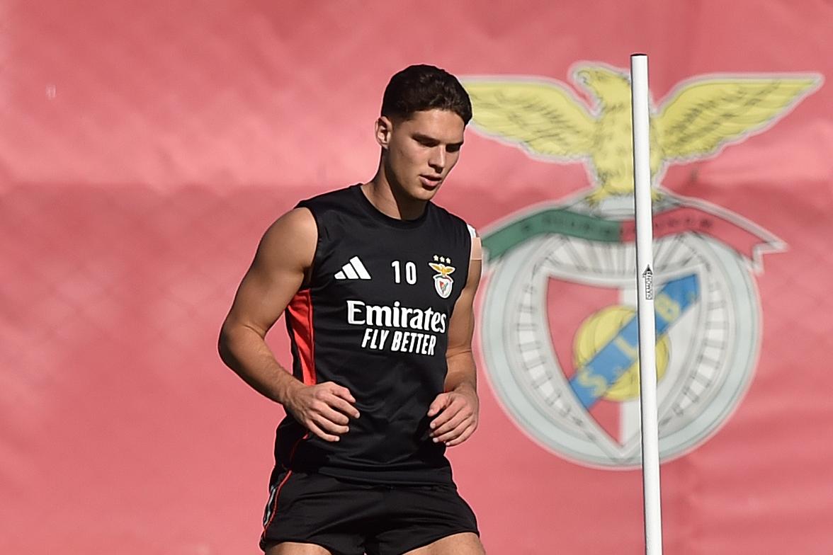 Sudakov, 23 anos, apresentou-se três dias antes do arranque oficial da temporada do Benfica — Foto: Miguel Nunes
