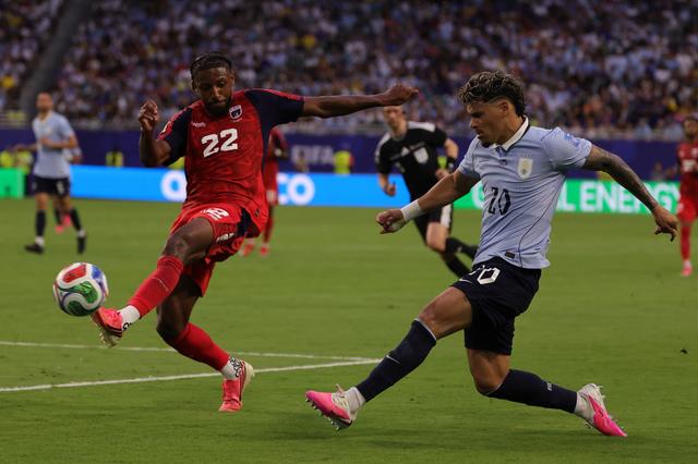 Steven Moreira e Maxi Araújo (Foto: EPA/CRISTOBAL HERRERA-ULASHKEVICH)