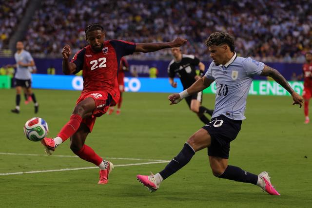 Steven Moreira e Maxi Araújo (Foto: EPA/CRISTOBAL HERRERA-ULASHKEVICH)
