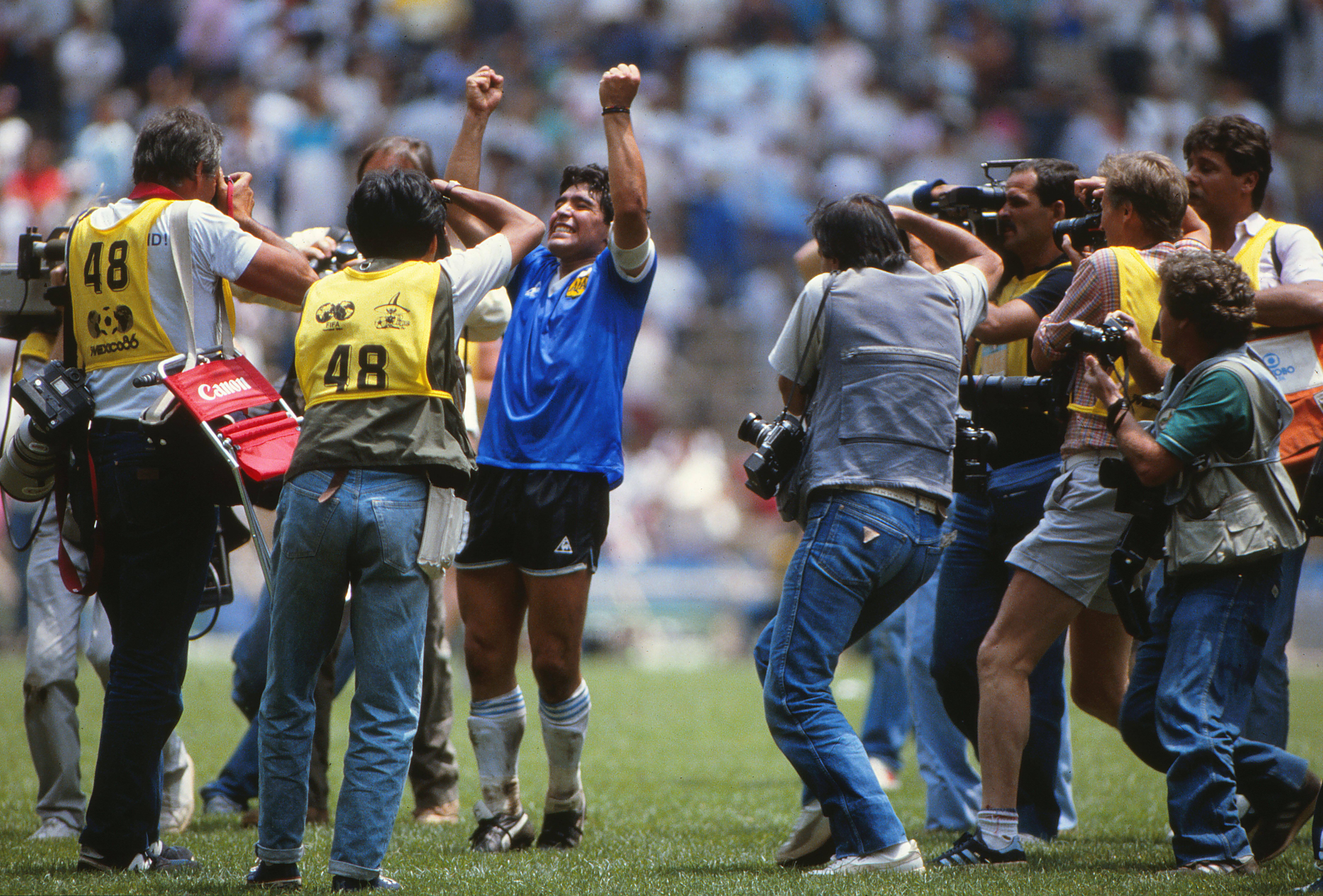 Maradona celebra frente a Inglaterra, nos quartos de final do Mundial 1986 - Foto: IMAGO