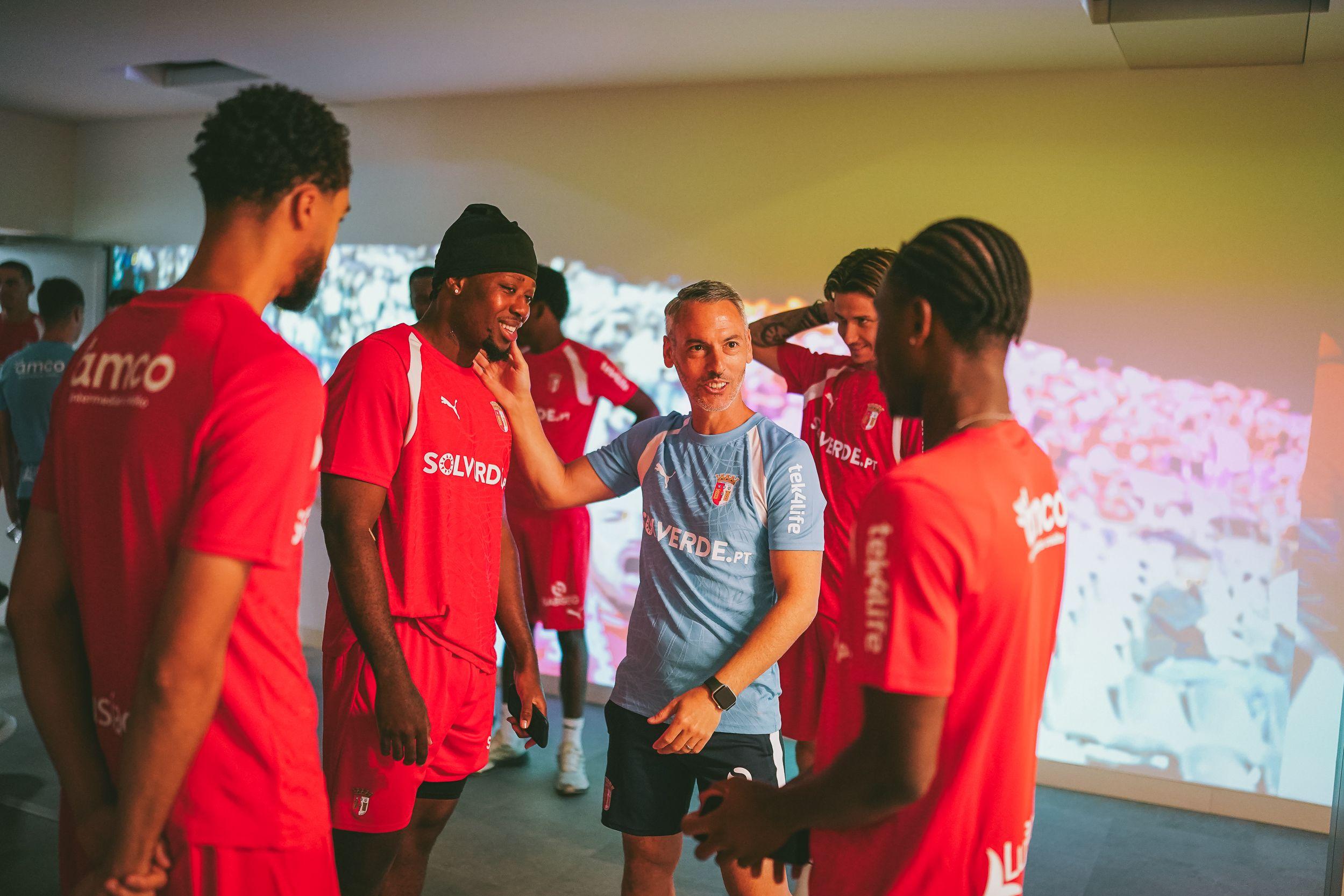 Carlos Vicens aproveitou o primeiro dia para voltar a reunir as tropas na Cidade Desportiva — Foto: SC Braga