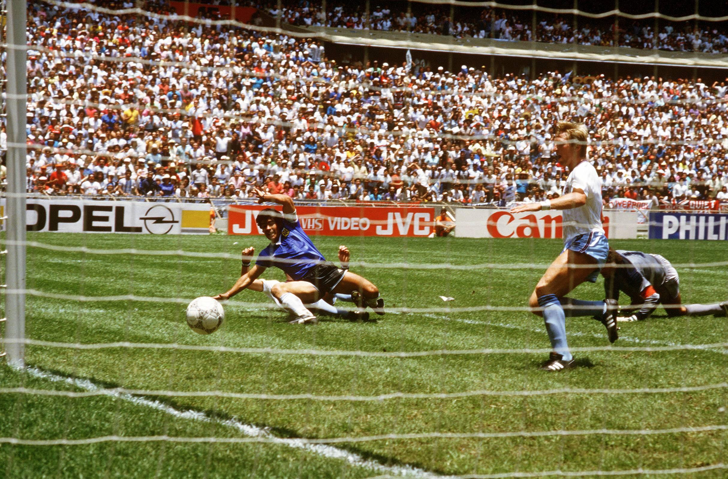 Maradona fintou vários jogadores ingleses, antes de atirar a contar, bisando no Argentina-Inglaterra. Lance ficou conhecido como o golo do século - Foto: IMAGO