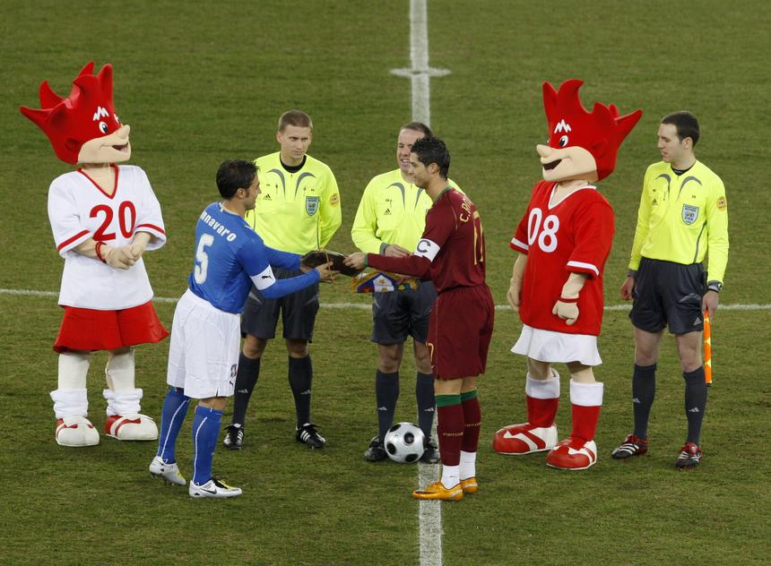 Cannavaro e Ronaldo no Itália-Portugal de 2008 (IMAGO)