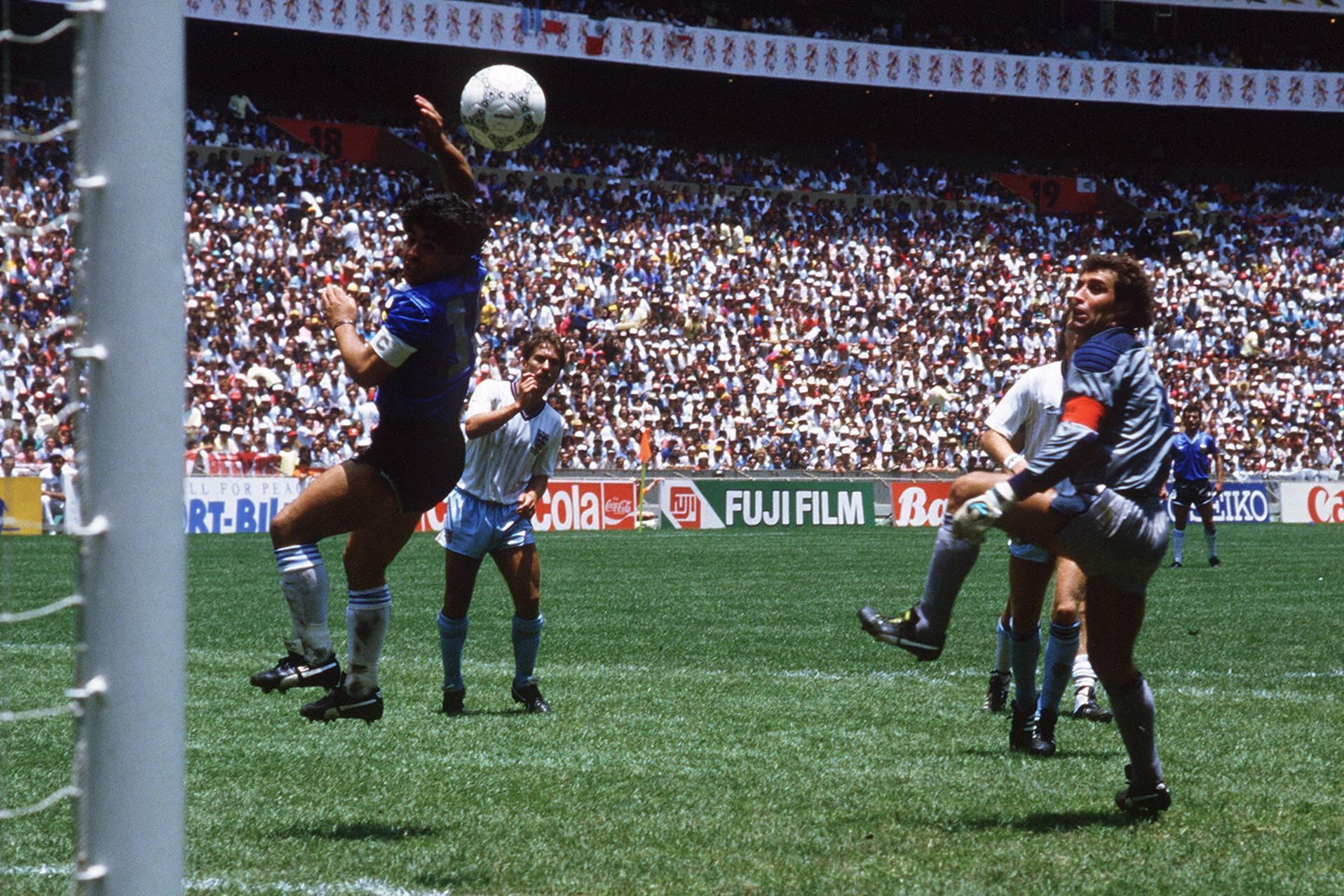 Maradona marca com a mão, fazendo o 1-0 na partida entre Argentina e Inglaterra, dos quartos de final do Mundial 1986 - Foto: IMAGO