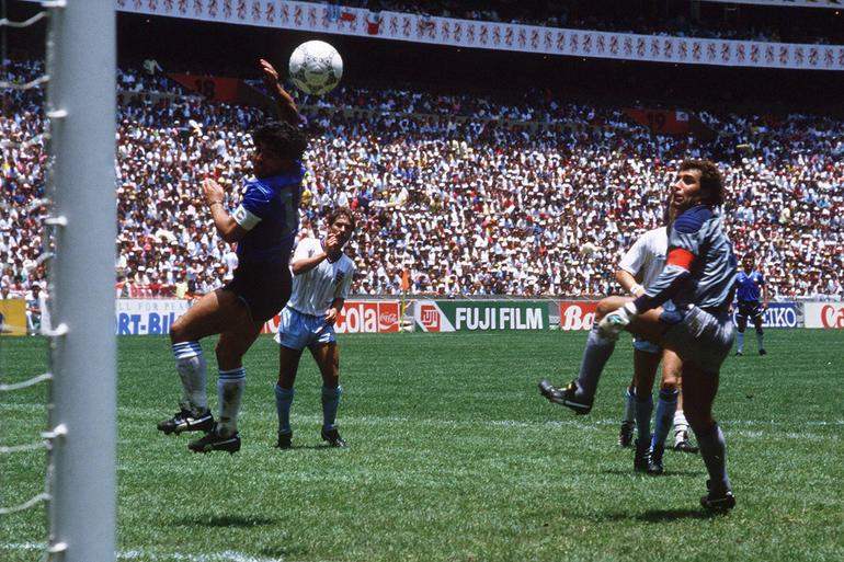 Maradona marca com a mão, fazendo o 1-0 na partida entre Argentina e Inglaterra, dos quartos de final do Mundial 1986 - Foto: IMAGO