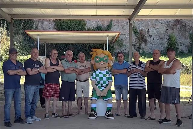 A mascote Moreirinha apresenta os lugares anuais juntamente com os «reis da petanca de Moreira de Cónegos» - Foto - Moreirense