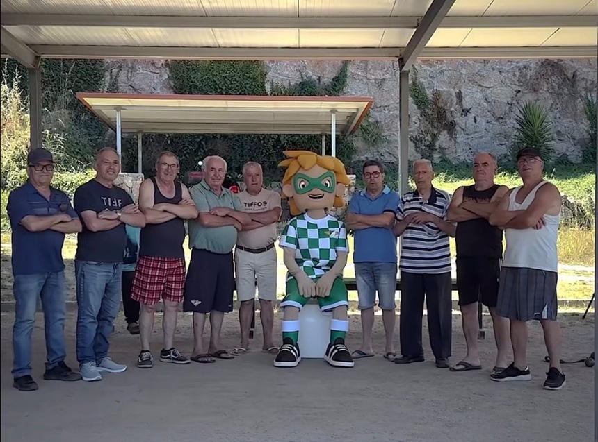 A mascote Moreirinha apresenta os lugares anuais juntamente com os «reis da petanca de Moreira de Cónegos» - Foto - Moreirense