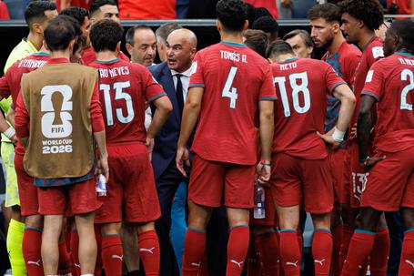 Roberto Martínez, selecionador nacional, dá indicações aos jogadores durante a partida de Portugal com a RD Congo - Foto: Imago