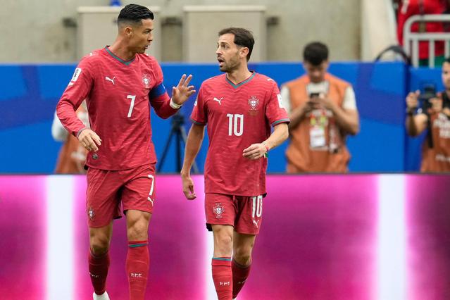 Cristiano Ronaldo e Bernardo Silva no jogo contra a RD Congo. Foto IMAGO
