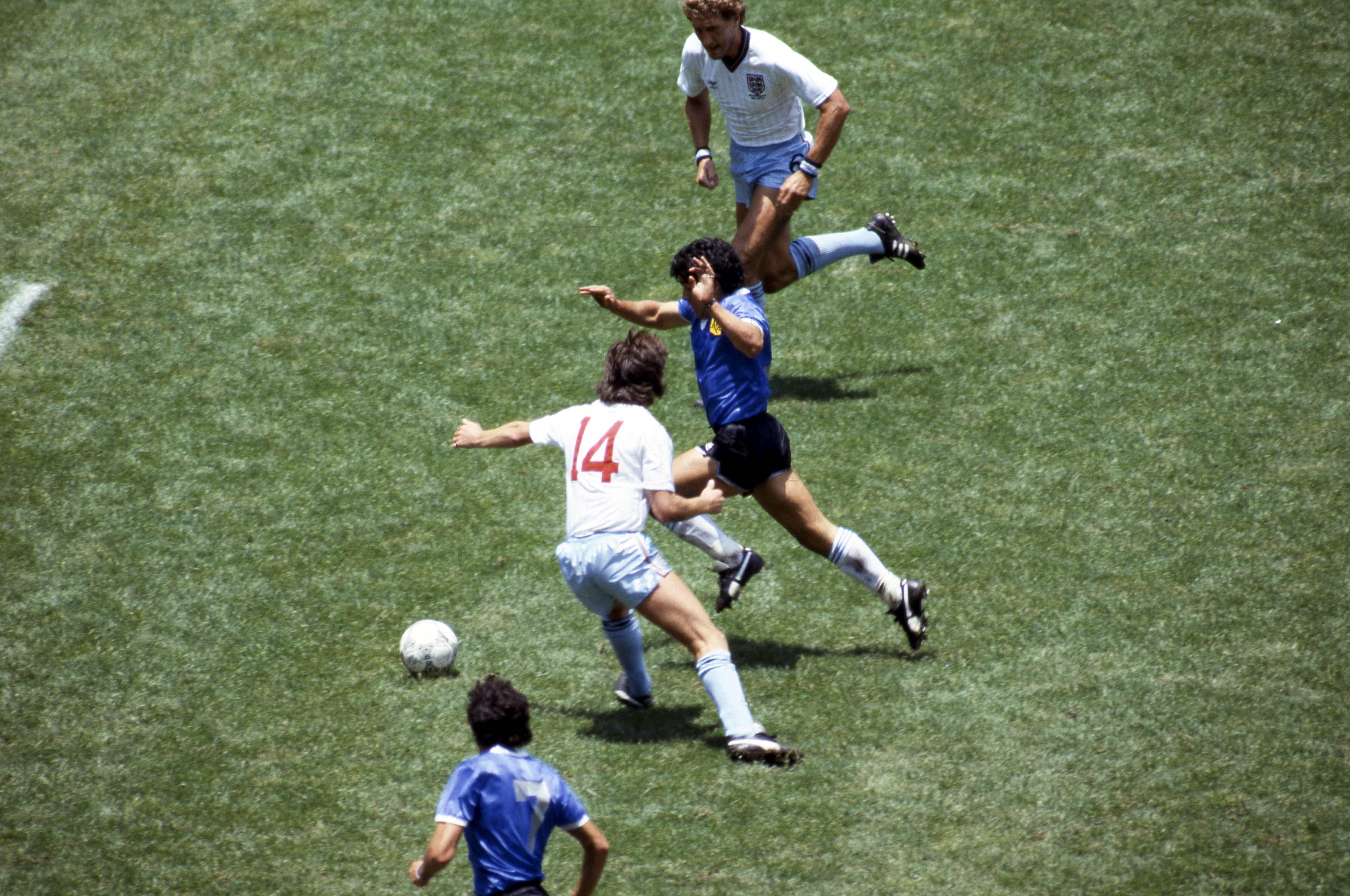Maradona fintou vários jogadores ingleses, fazendo o 2-0 no Argentina-Inglaterra. Lance ficou conhecido como o golo do século - Foto: IMAGO