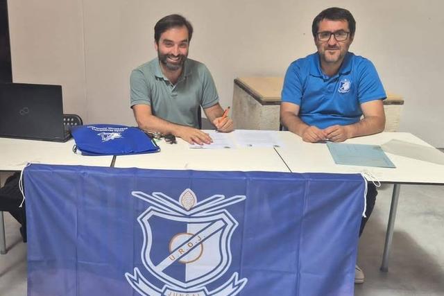 Diogo Domingues, em representação do Sporting, e Marco Amaro, presidente do Juncalense na assinatura do protocolo - Foto: Instagram/Juncalense