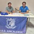 Diogo Domingues, em representação do Sporting, e Marco Amaro, presidente do Juncalense na assinatura do protocolo - Foto: Instagram/Juncalense