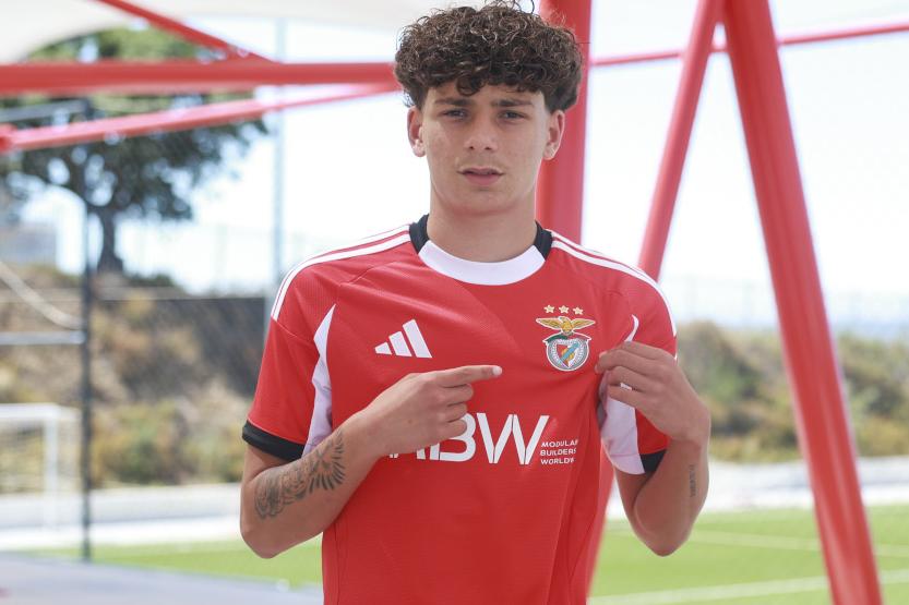 Afonso Baldé, 16 anos, lateral-direito — Foto: SL Benfica
