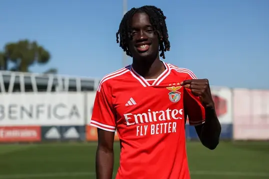 Beni Souza, que passou pelo Benfica na época 2024/2025, chega à elite nacional pela porta do Estrela da Amadora — Foto: Benfica