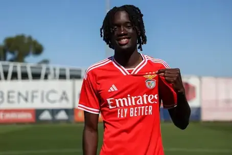 Beni Souza, que passou pelo Benfica na época 2024/2025, chega à elite nacional pela porta do Estrela da Amadora — Foto: Benfica