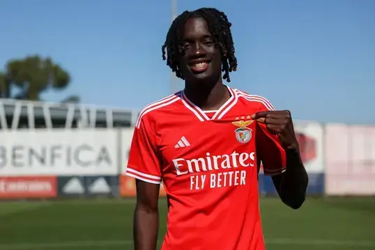 Beni Souza, que passou pelo Benfica na época 2024/2025, chega à elite nacional pela porta do Estrela da Amadora — Foto: Benfica