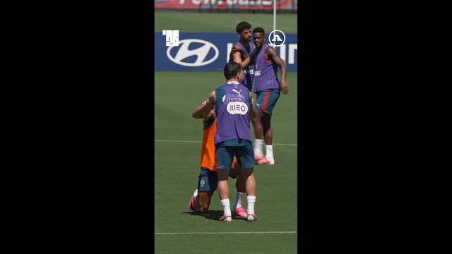 Boa disposição: Cristiano Ronaldo brinca com Francisco Conceição no treino