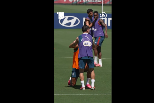 Boa disposição: Cristiano Ronaldo brinca com Francisco Conceição no treino