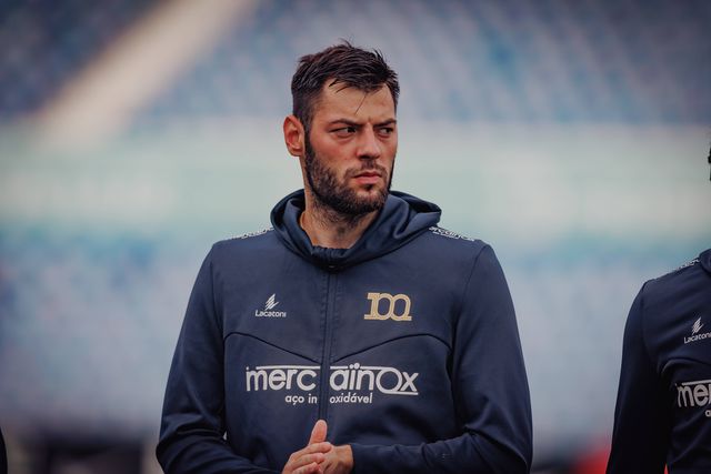Baturina pode estar  na porta de saída dos galos (Foto: Gil Vicente FC)