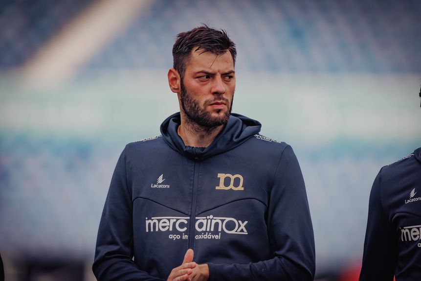 Baturina pode estar  na porta de saída dos galos (Foto: Gil Vicente FC)