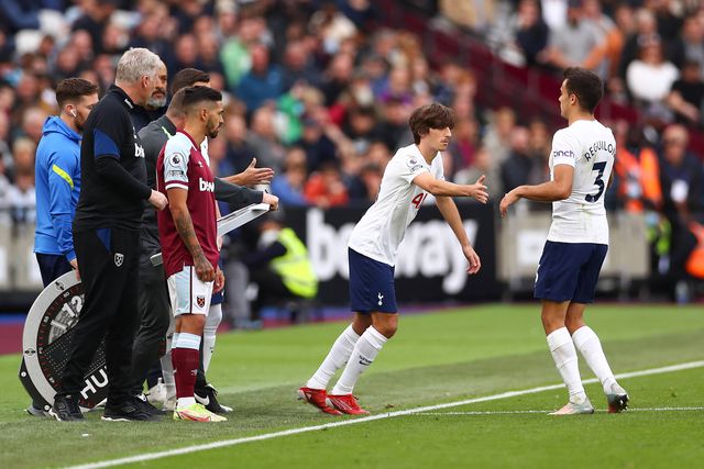 Bryan Gil e Reguilón dispensados pelo Tottenham