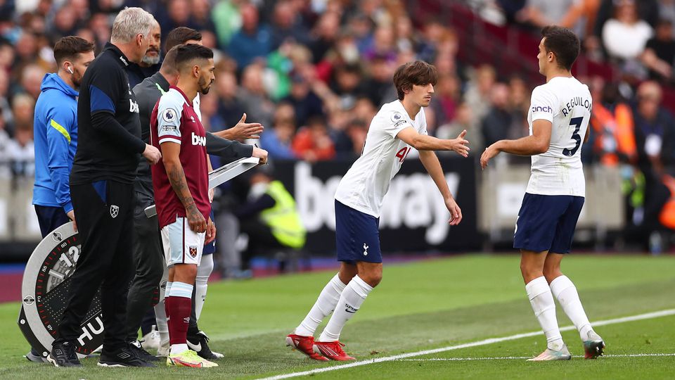 Bryan Gil e Reguilón dispensados pelo Tottenham