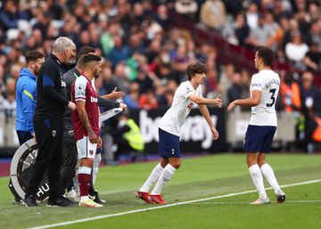 Bryan Gil e Reguilón dispensados pelo Tottenham