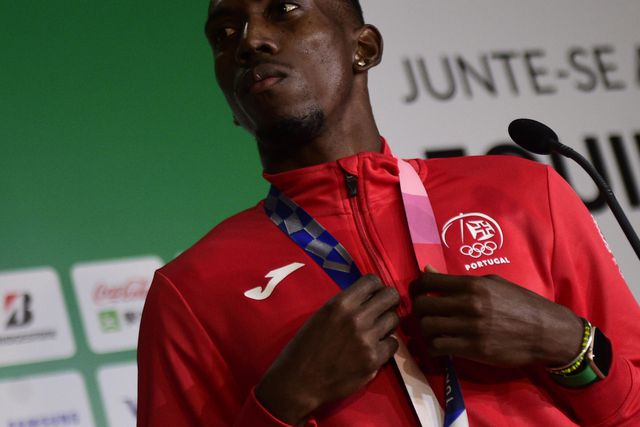 Há duas coisas que ele não larga: polémicas e medalhas. E Portugal sonha!