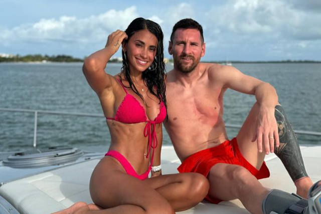 Messi a desfrutar das férias num iate em Miami e com… bota protetora