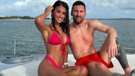 Messi a desfrutar das férias num iate em Miami e com… bota protetora