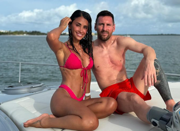 Messi a desfrutar das férias num iate em Miami e com… bota protetora