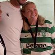 Sorrisos e abraços: mãe de Cristiano Ronaldo esteve com jogadores após jogo do Sporting