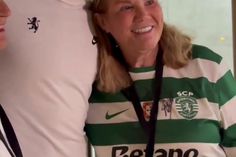 Sorrisos e abraços: mãe de Cristiano Ronaldo esteve com jogadores após jogo do Sporting