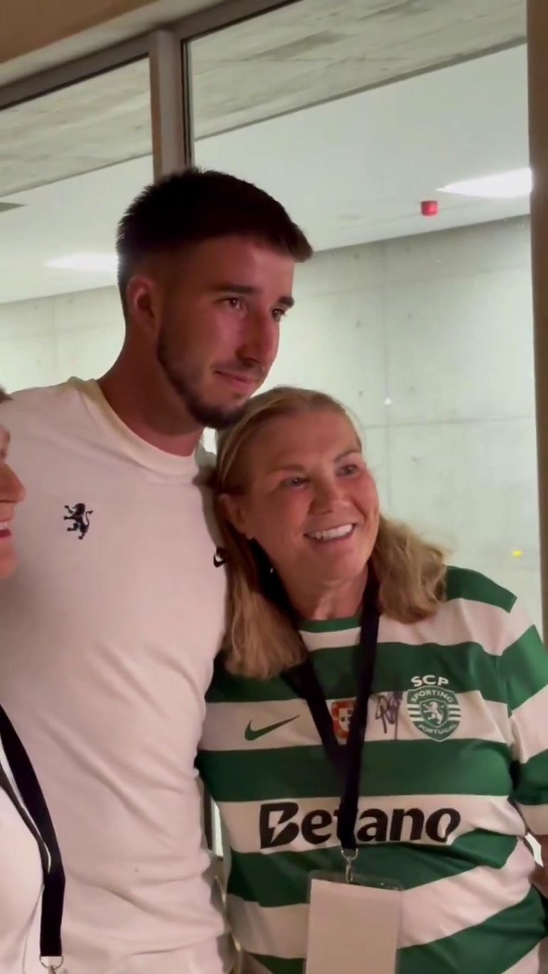 Sorrisos e abraços: mãe de Cristiano Ronaldo esteve com jogadores após jogo do Sporting