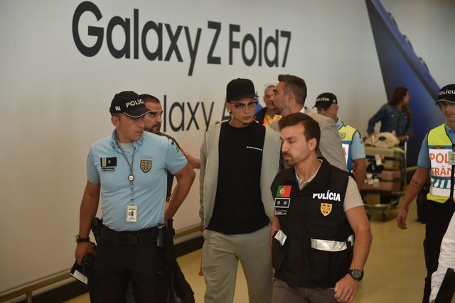 Richard Ríos, reforço do Benfica, na chegada a Lisboa (foto:; Miguel Nunes)