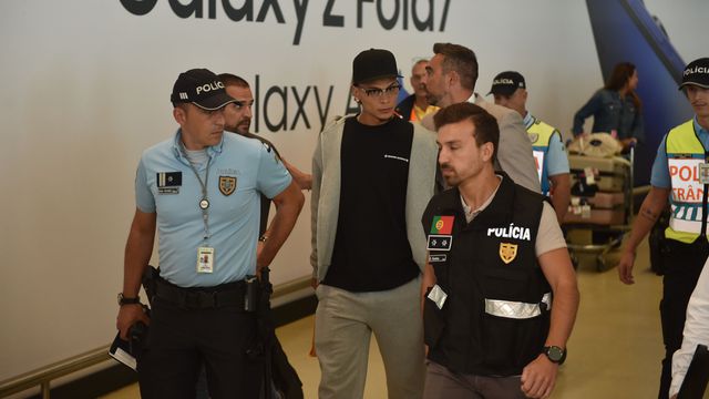 Richard Ríos, reforço do Benfica, na chegada a Lisboa (foto:; Miguel Nunes)