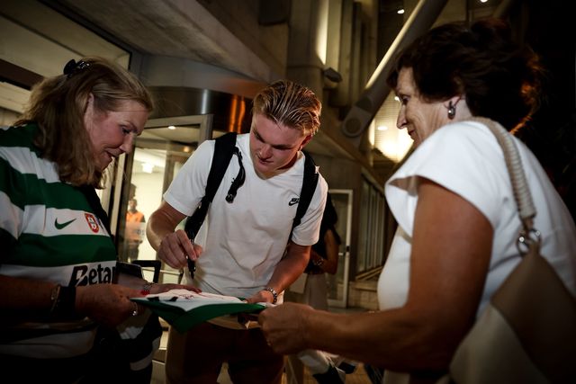 Sporting: Dolores Aveiro viu o jogo e recolheu autógrafos para o neto