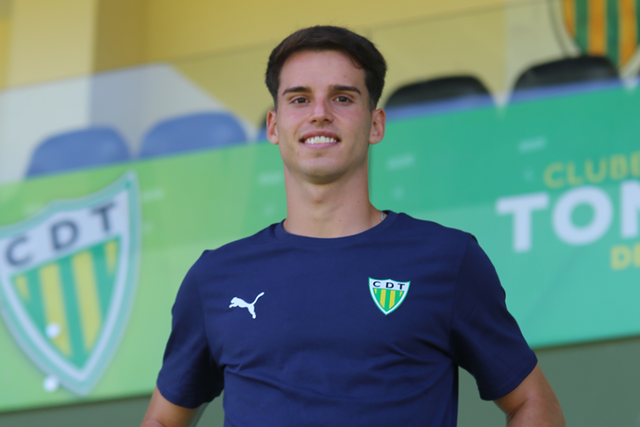 Com a formação concluída nos auriverdes, criativo tem no horizonte a afirmação na elite nacional (Foto: Tondela)