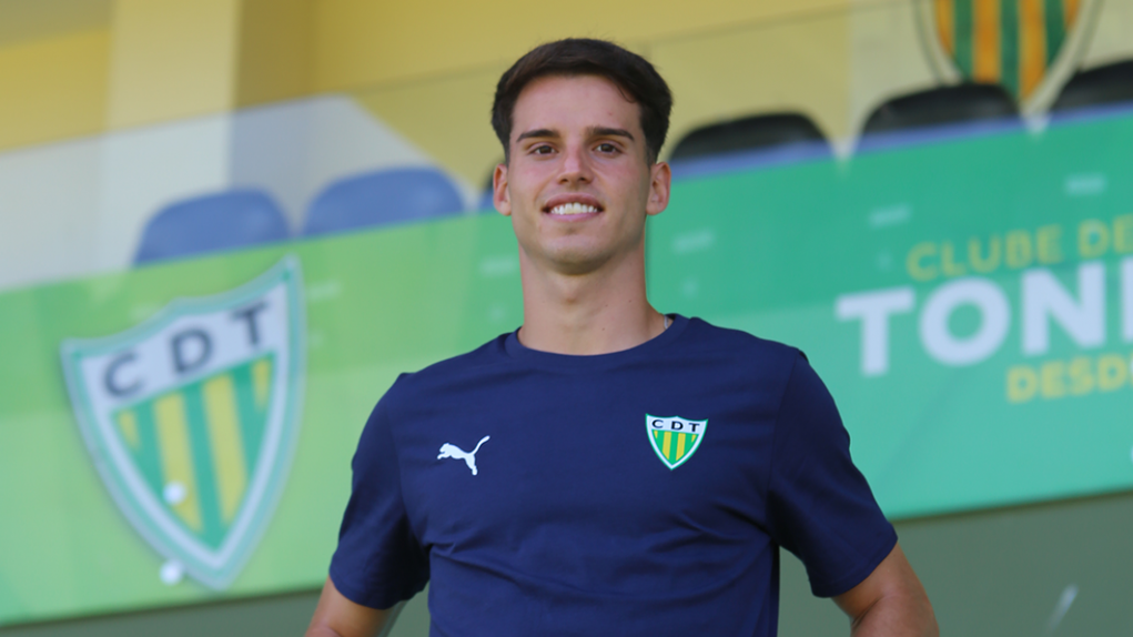 Com a formação concluída nos auriverdes, criativo tem no horizonte a afirmação na elite nacional (Foto: Tondela)