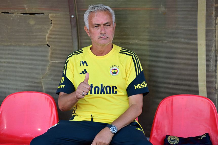 José Mourinho no banco de suplentes do Fenerbahçe